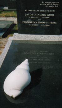 grafmonument met schelp carraramarmer